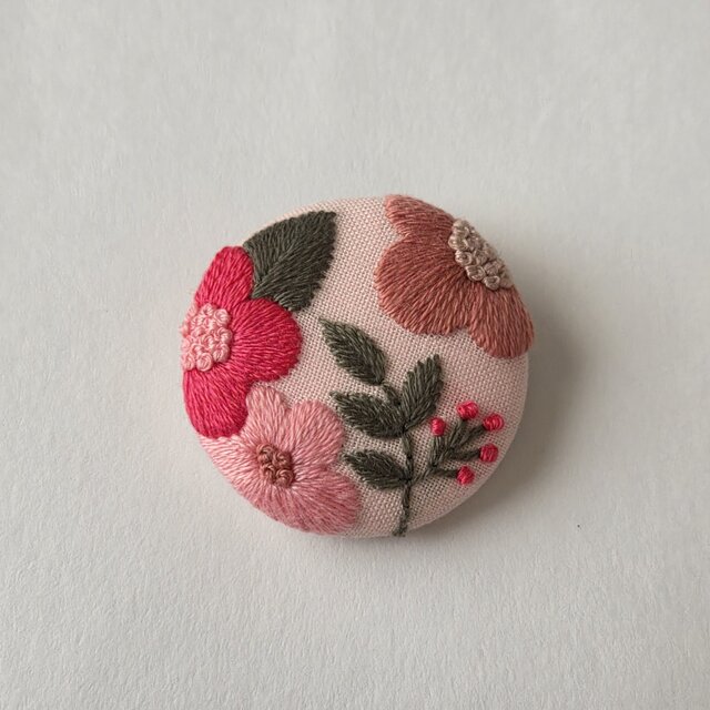 草花の手刺繍くるみボタンブローチ | iichi 日々の暮らしを心地よく