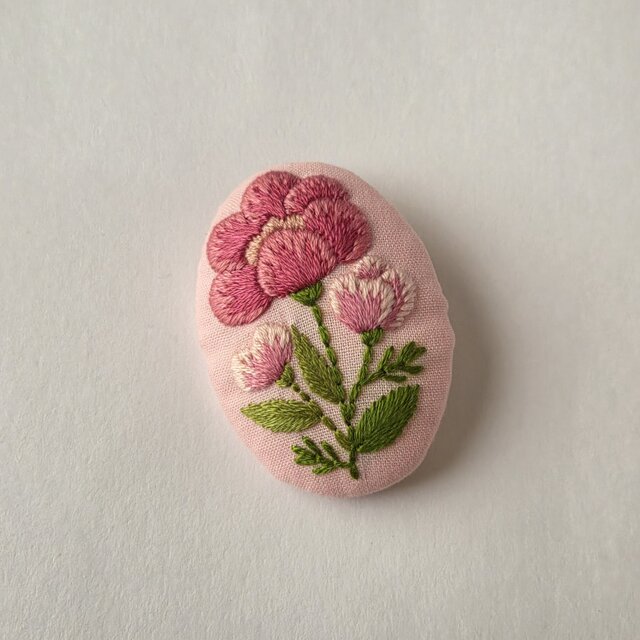 草花の手刺繍くるみボタンブローチ | iichi 日々の暮らしを心地よく