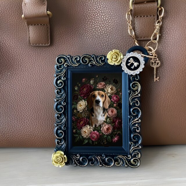 犬（ビーグル）バッグチャーム 花の油絵風アート ブラック額縁 | iichi