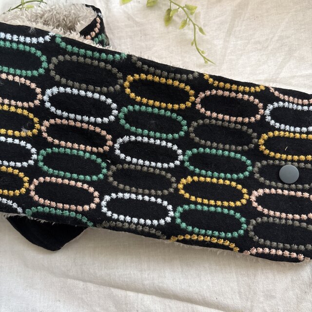 ハンドメイド☆ネックウォーマー北欧リネン黒カラフルタルト刺繍ファ