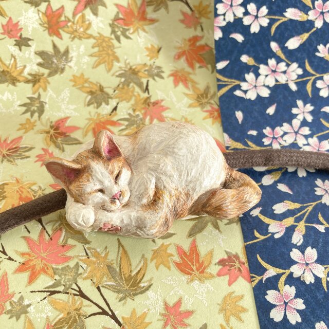 再出品 木彫りの眠り猫の帯留め №2のコピー | iichi 日々の暮らしを
