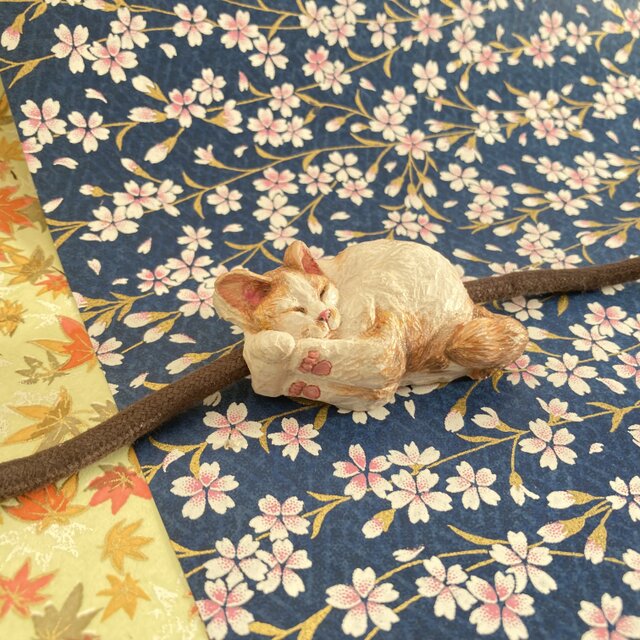 再出品 木彫りの眠り猫の帯留め №2のコピー | iichi 日々の暮らしを