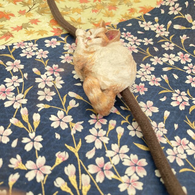 再出品 木彫りの眠り猫の帯留め №2のコピー | iichi 日々の暮らしを