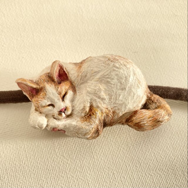 再出品 木彫りの眠り猫の帯留め №2のコピー | iichi 日々の暮らしを