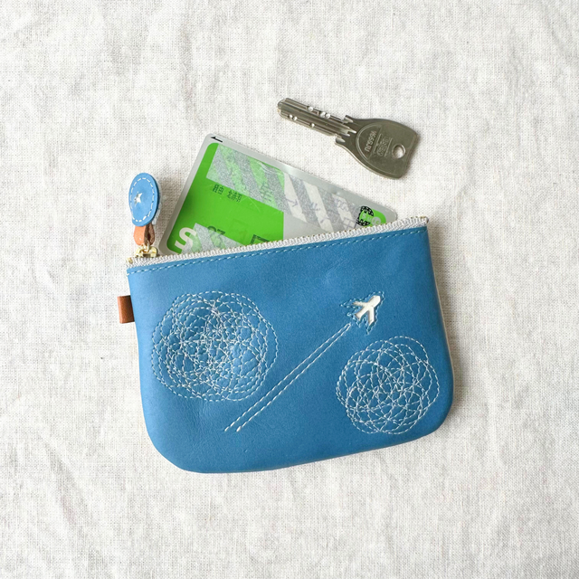 刺繍革パスケース『ひこうき雲』深く青く（牛革） | iichi 日々の