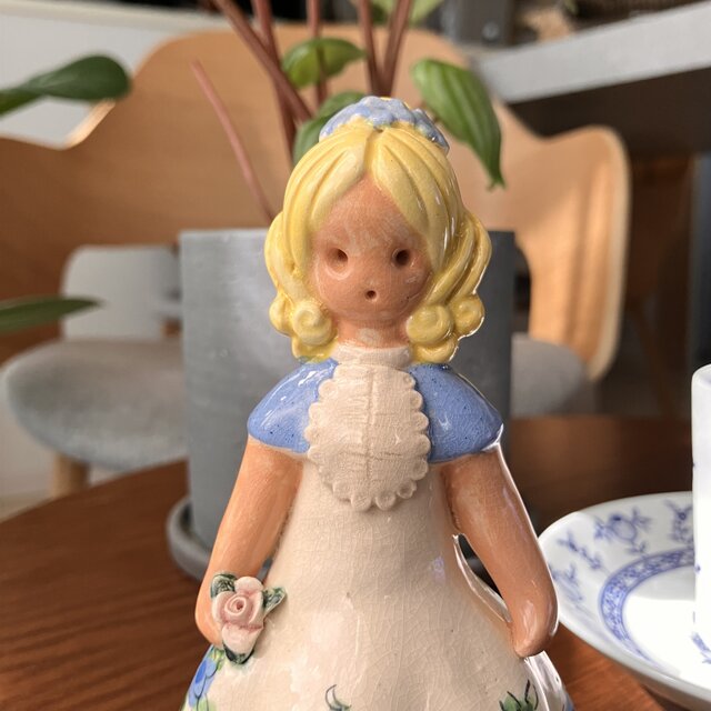 ブルードレスの女の子＊Birdie Sahlberg 陶器フィギュア｜フィンランド
