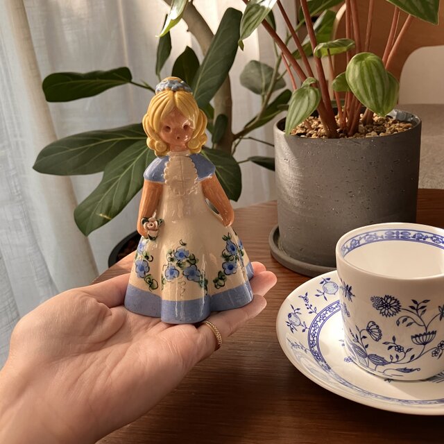 ブルードレスの女の子＊Birdie Sahlberg 陶器フィギュア｜フィンランド