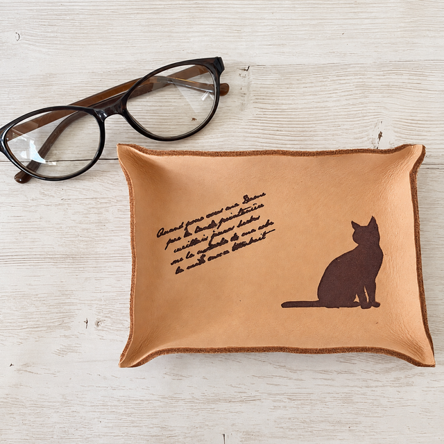 猫シルエットの本革レザートレイ｜鍵・メガネ置き｜15×10cm | iichi