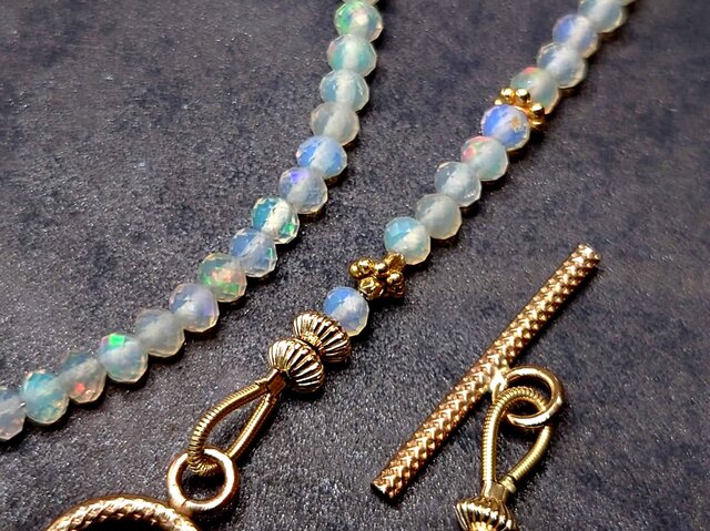 小さなオパールの虹色ネックレス | iichi 日々の暮らしを心地よくする