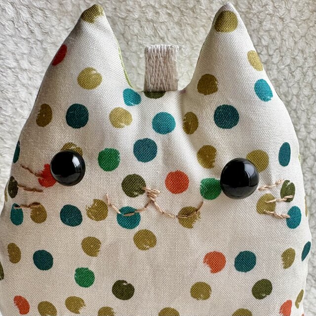 ハンドメイド ふにゃ〜た ねこのぬいぐるみ カラフル水玉 | iichi 日々