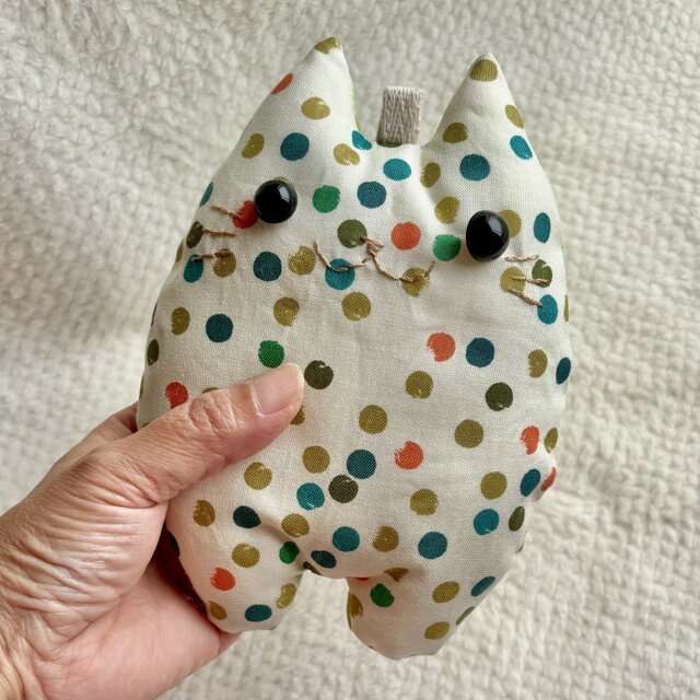 ハンドメイド ふにゃ〜た ねこのぬいぐるみ カラフル水玉 | iichi 日々