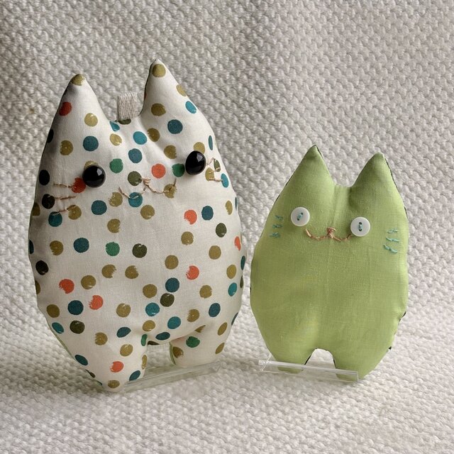 ハンドメイド ふにゃ〜た ねこのぬいぐるみ カラフル水玉 | iichi 日々