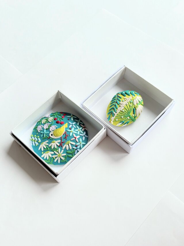 ことりと草花の刺繍ブローチPremium(botanical）#534 | iichi 日々の