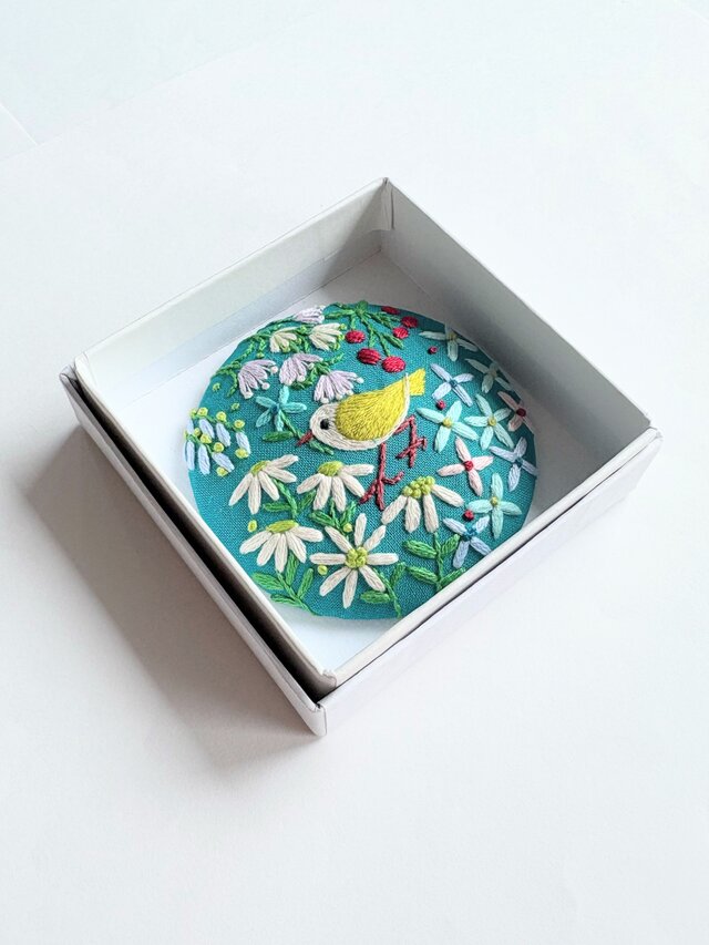 ことりと草花の刺繍ブローチPremium(botanical）#534 | iichi 日々の