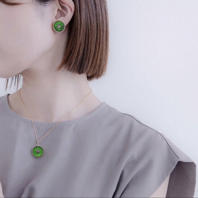 チェコガラスボタン グリーンフラワー ネックレス＆ピアス／イヤリング