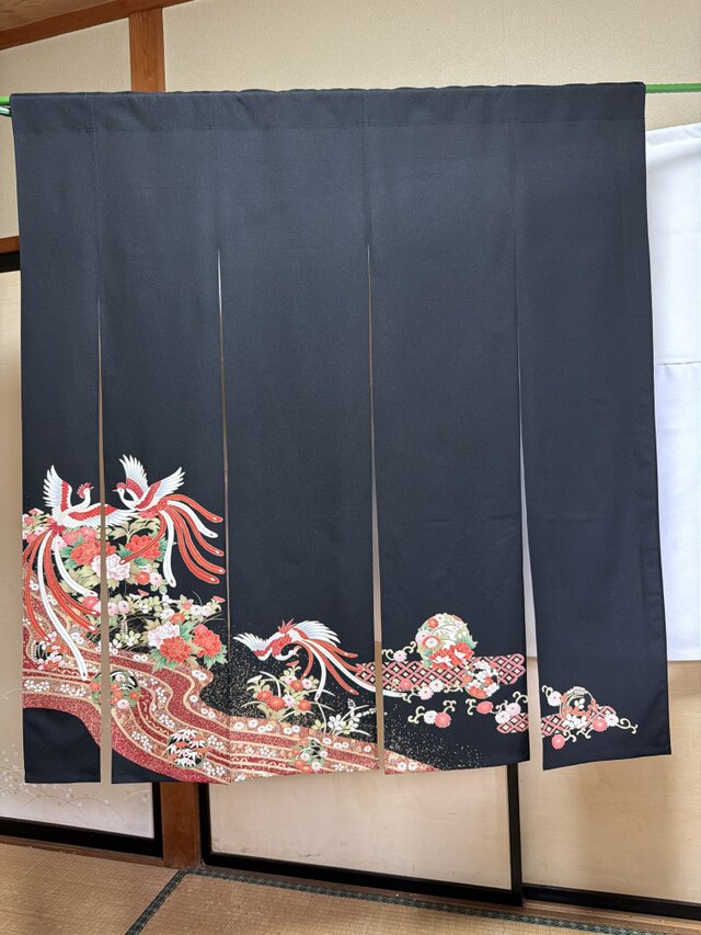 華やかな刺繍の黒いのれん、着物素材、ゴージャスな暖簾のれん！ 留袖着物リメイク暖簾ゴージャス鳳凰お部屋の演出縁起物横幅〜120-丈