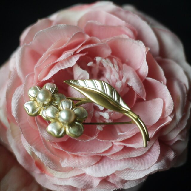 マットゴールド パール 2輪の花ブローチ フランス | iichi 日々の