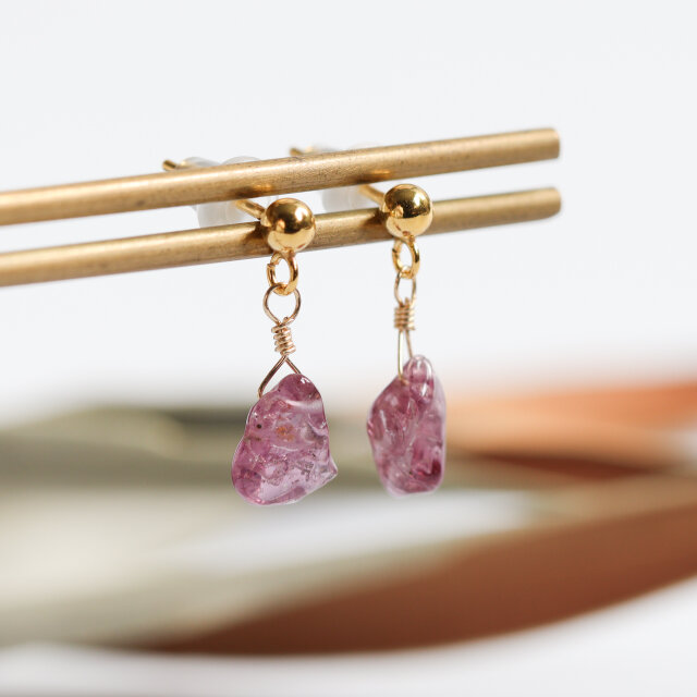 スピネル原石の天然石ピアス｜ピンク 14kgf 小ぶり シンプル 大人 一点