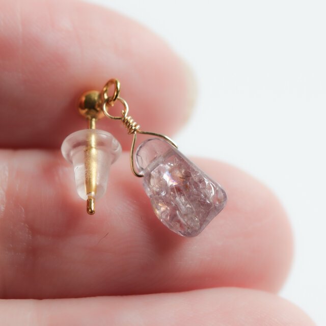スピネル原石の天然石ピアス｜グレージュ 14kgf 小ぶり シンプル 大人