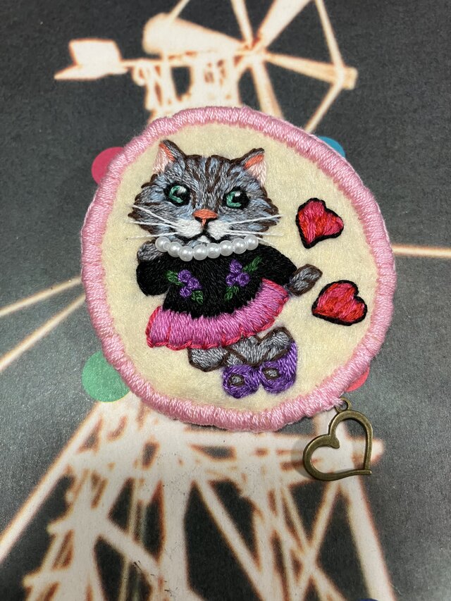 猫刺繍ブローチ・チャーム ぶりっ子ジャンプ | iichi 日々の暮らしを