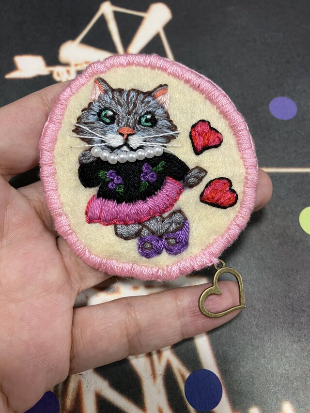 猫刺繍ブローチ・チャーム ぶりっ子ジャンプ | iichi 日々の暮らしを