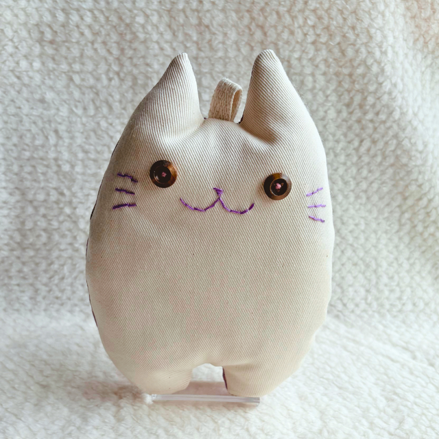 手作りベージュぬいぐるみ メモリアルふにゃ〜た＊ベージュ×紫｜猫のぬいぐるみ | iichi 日々の