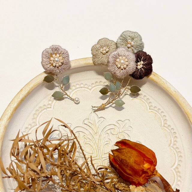 petit bouquet 小さなブーケの刺繍ピアス/イヤリング | iichi 日々の