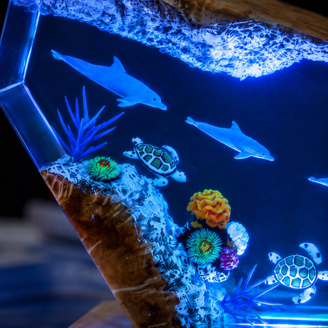 イルカとウミガメの海景ランプ｜天然木とレジン | iichi 日々の暮らし