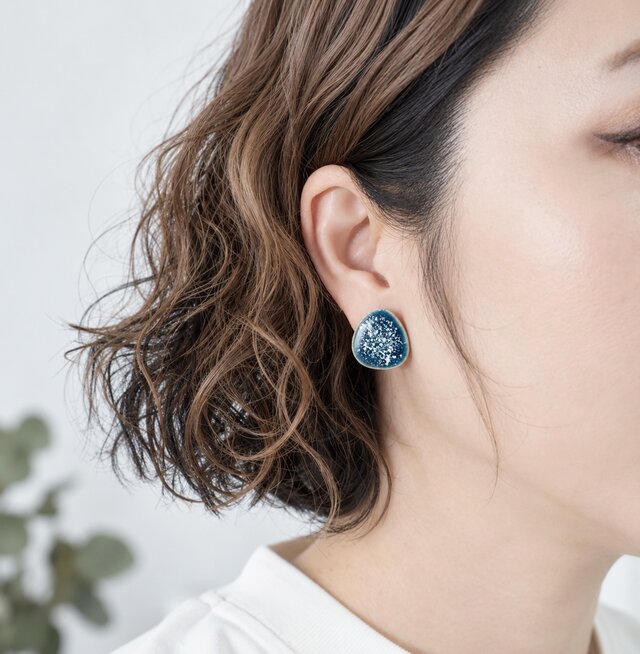 TP275 美濃焼ヴィンテージタイルのピアス／イヤリング｜ネイビー