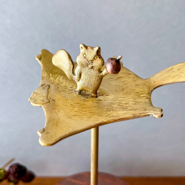 おやつをお届け」シマリス ムササビ 林檎 小さな真鍮オブジェ | iichi