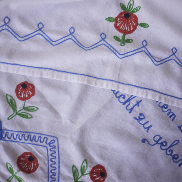 赤い花刺繍のクロス オーバータオル ドイツヴィンテージ | iichi 日々