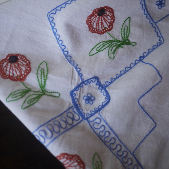 赤い花刺繍のクロス オーバータオル ドイツヴィンテージ | iichi 日々
