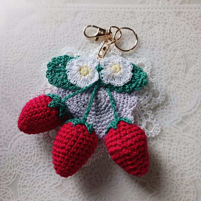 イチゴのキーホルダー ハンドメイド | iichi 日々の暮らしを心地よく