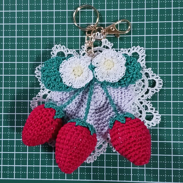 イチゴのキーホルダー ハンドメイド | iichi 日々の暮らしを心地よく