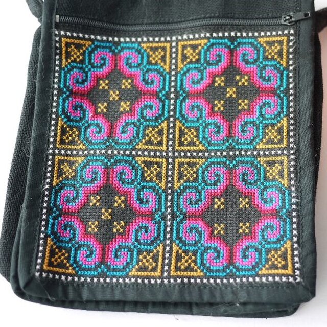 モン族 黒のポシェット 手作り 刺繍 世界の刺繍 ベトナム 山岳民族
