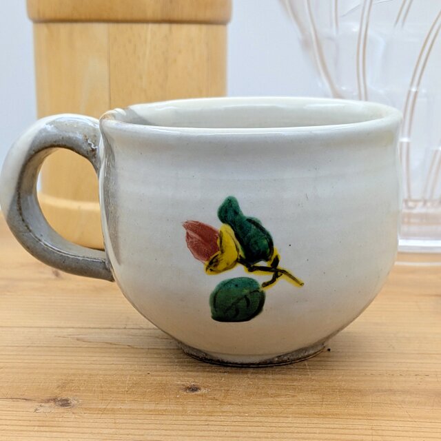 赤絵椿のマグカップ | iichi 日々の暮らしを心地よくするハンドメイド