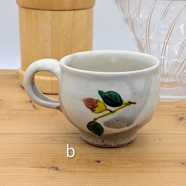 赤絵椿のマグカップ | iichi 日々の暮らしを心地よくするハンドメイド