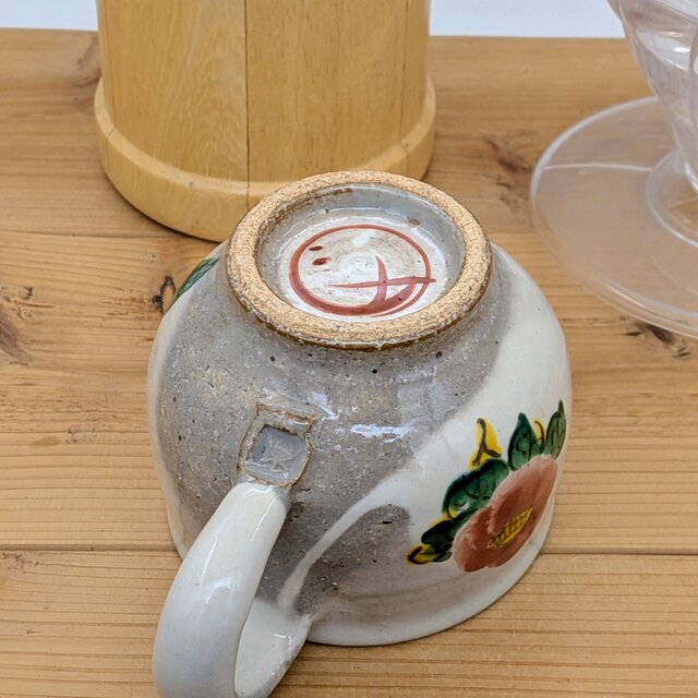 赤絵椿のマグカップ | iichi 日々の暮らしを心地よくするハンドメイド