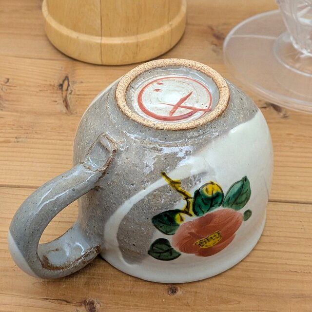 赤絵椿のマグカップ | iichi 日々の暮らしを心地よくするハンドメイド