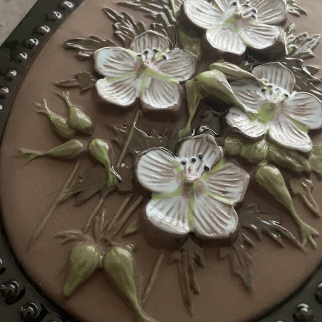 北欧＊艶やかな花の陶板｜ジィガントフタ Jie Gantofta｜陶器の壁飾り