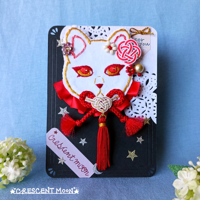 和モダン白猫刺繍ブローチ【キーホルダーorバッグチャームとしても使用