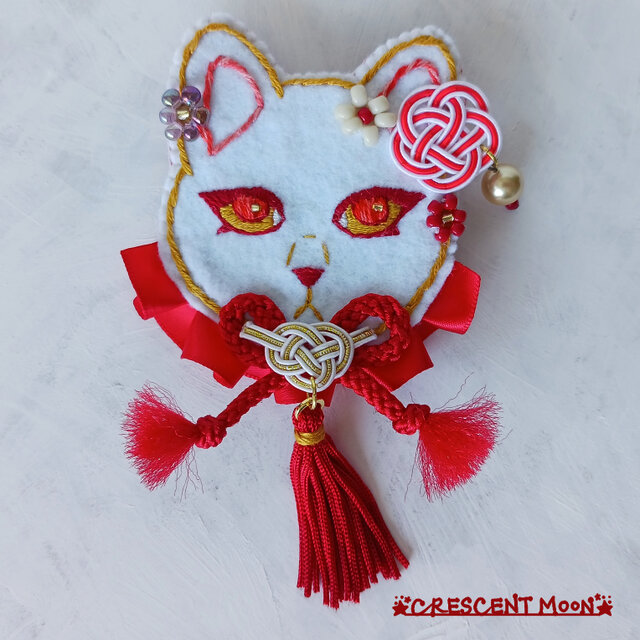 和モダン白猫刺繍ブローチ【キーホルダーorバッグチャームとしても使用