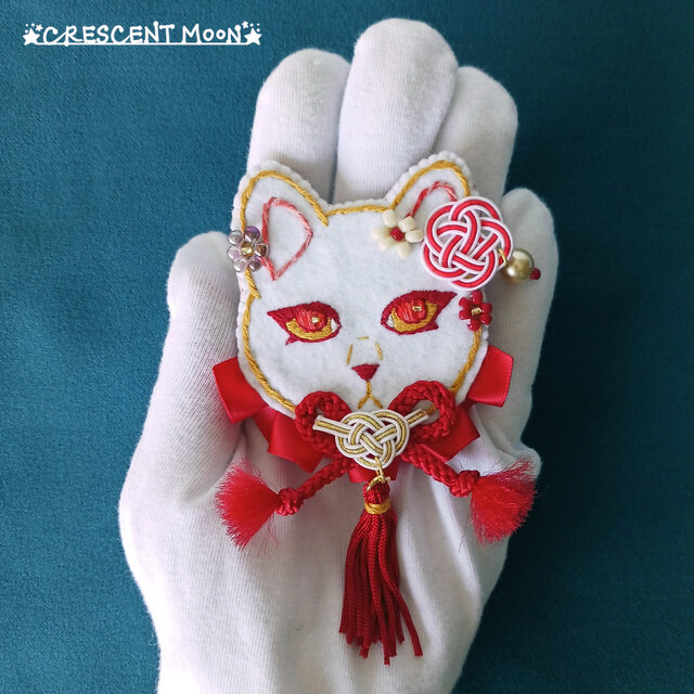 和モダン白猫刺繍ブローチ【キーホルダーorバッグチャームとしても使用
