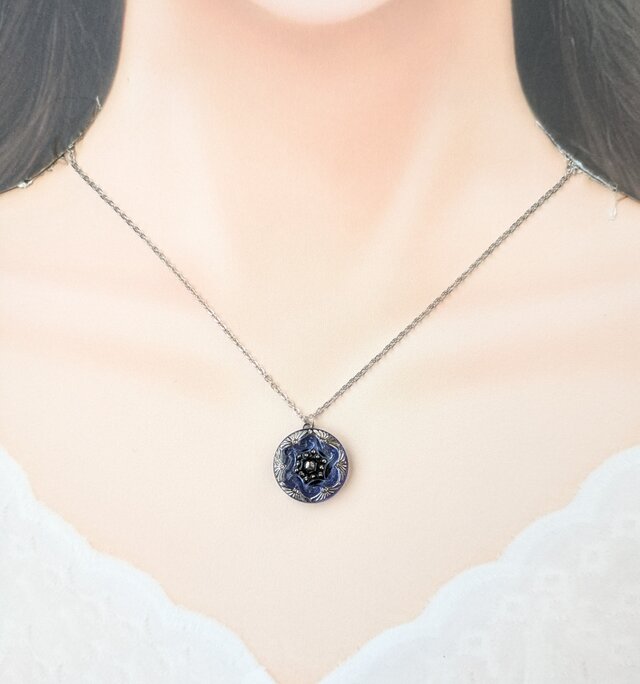 チェコガラスボタン ブルーのネックレス｜シルバー｜クラシックな一点