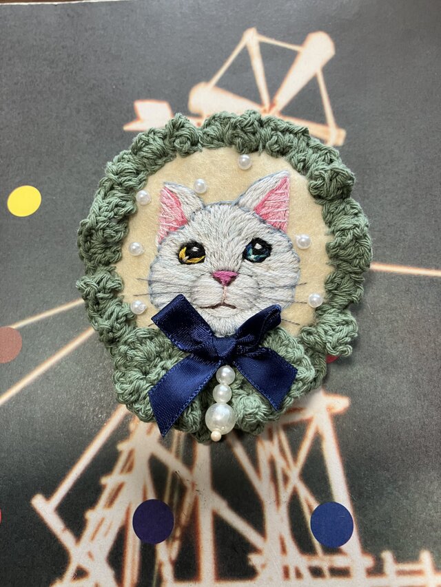 猫刺繍ブローチ・チャーム 白猫のおめかし | iichi 日々の暮らしを