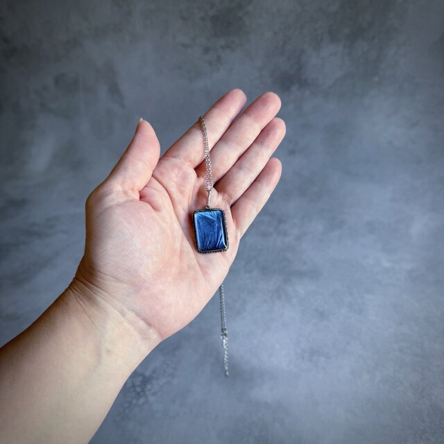 338 アンティーク 蒼の標本箱 – モルフォ蝶 ペンダント | iichi 日々の