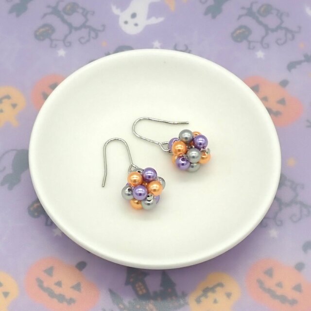 ハロウィンパールのビーズボールピアス／イヤリング | iichi 日々の