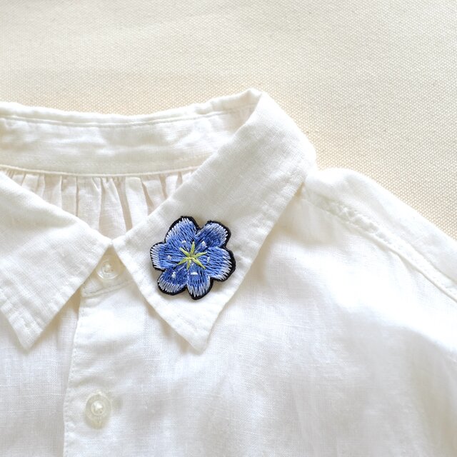 刺繍ブローチ/ネモフィラ | iichi 日々の暮らしを心地よくする