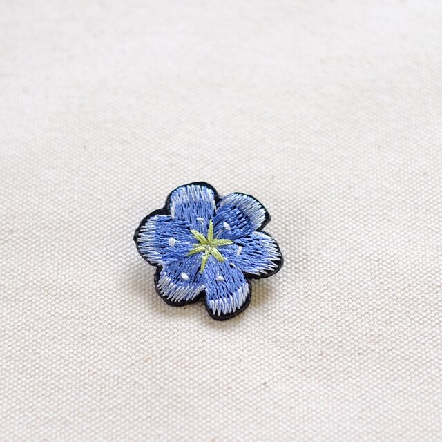 刺繍ブローチ/ネモフィラ | iichi 日々の暮らしを心地よくする