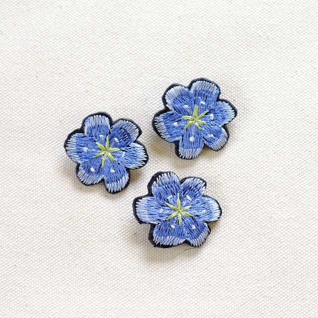 刺繍ブローチ/ネモフィラ | iichi 日々の暮らしを心地よくする